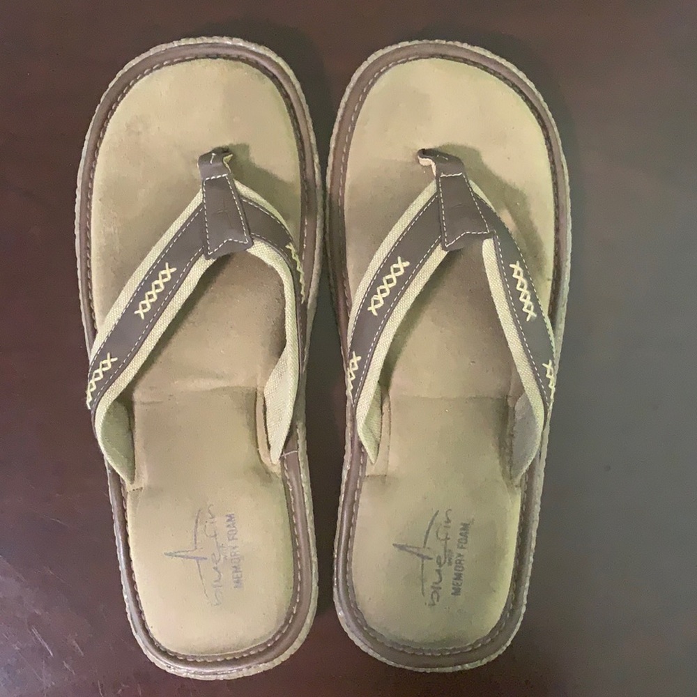 Blue Fin men’s flip flops with memory foam soles.